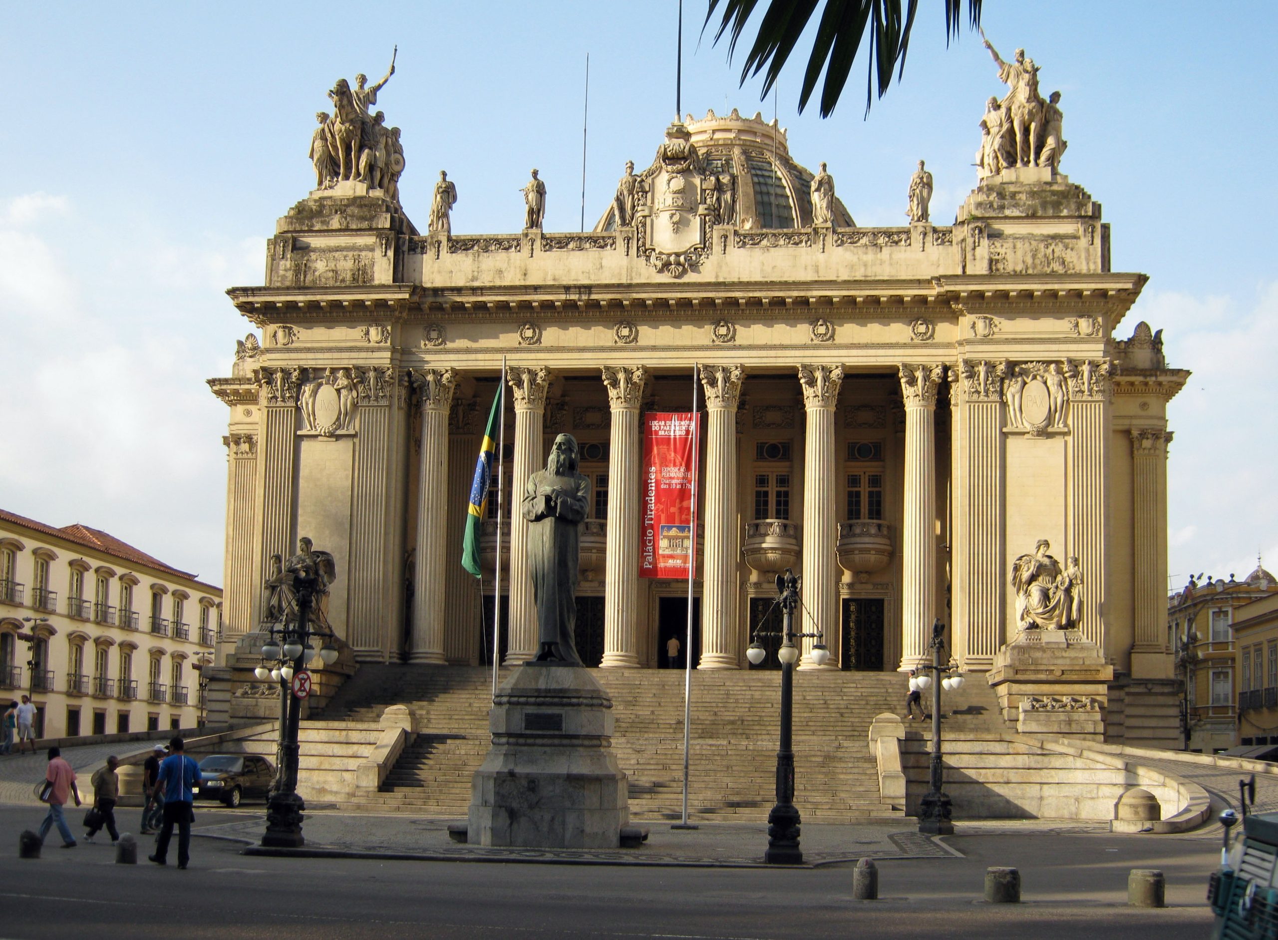 Reabertura do Palácio Tiradentes é marcada por grande número de visitantes