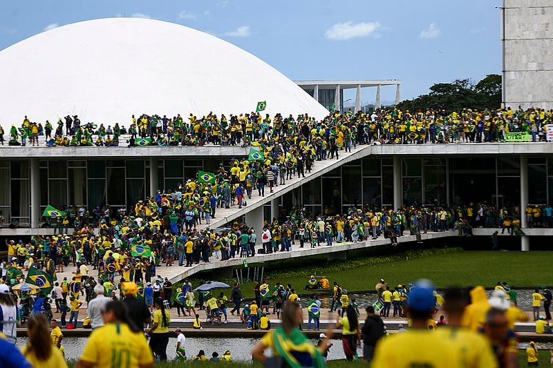 Moraes determina quebra do sigilo de imagens de vandalismo no Planalto