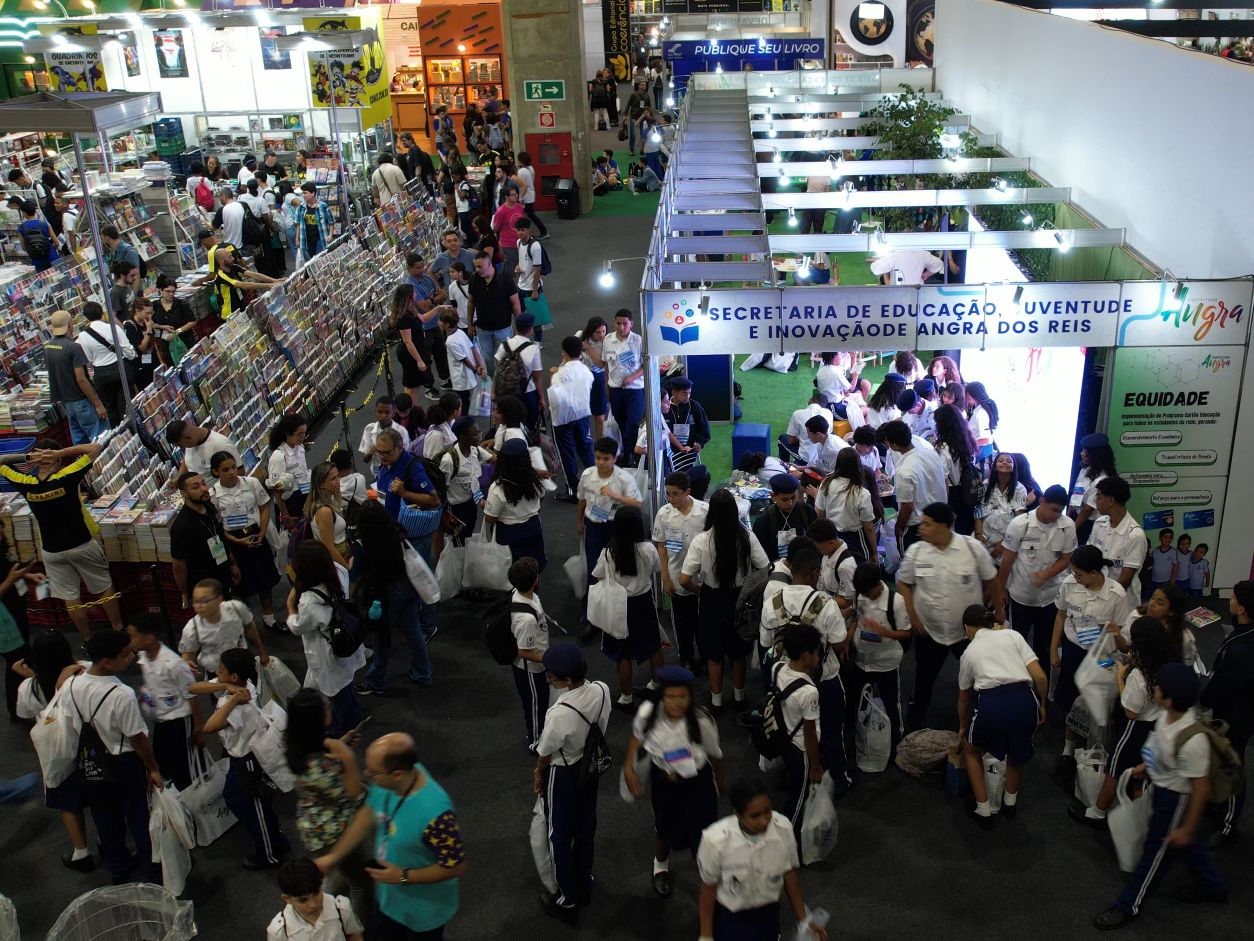 Mais de mil alunos de Angra participam do 1º dia da Bienal