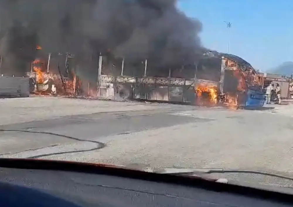 Onda de Violência no Rio de Janeiro: Pelo Menos Dez Ônibus Incendiados em Represália à Morte do Sobrinho do Miliciano Zinho