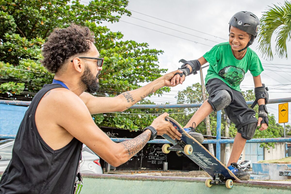 Itaguaí oferece aulas gratuitas de skate para crianças de 5 a 15 anos