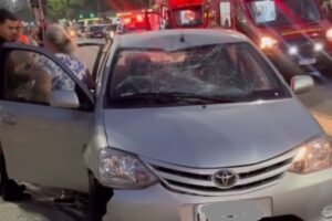 Carro invade ciclovia e deixa feridos em Copacabana