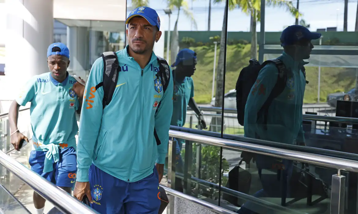 Seleção Brasileira Chega a Salvador Após Empate nas Eliminatórias e Se Prepara para Enfrentar o Uruguai