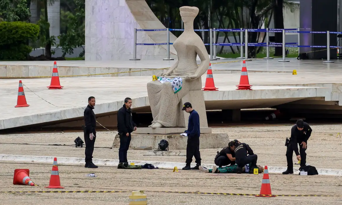 STF Volta a Ser Cercado por Grades Após Explosões na Praça dos Três Poderes